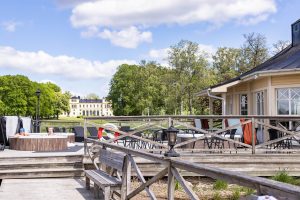 Vy upp mot Slottet från Sjöbastun