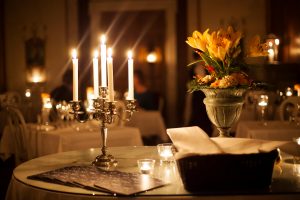 Ljusstake i matsalen samt blomsteruppsättning