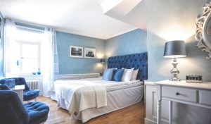 Hotellrum 20 på Slottet, blå sänggavel