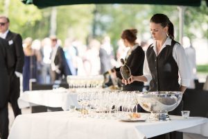 Fördrink på slottsterrassen - servitris fyller glas