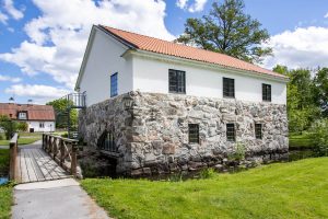 Stenkvarn med bron samt ån utanför