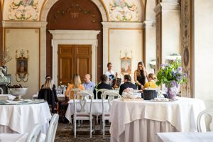 Konferensgäster äter lunch i Galleriet