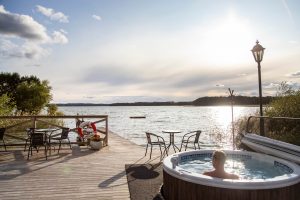 Vy över bryggan med en gäst som badar i bubbelbadet