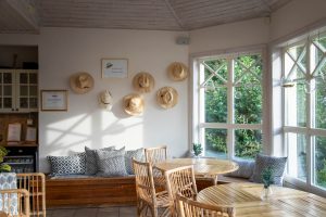 Hattar på väggen i relaxavdelningen med bambumöbler