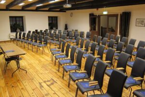 Konferenslokal Stenkvarn - skolsittning med svarta stolar