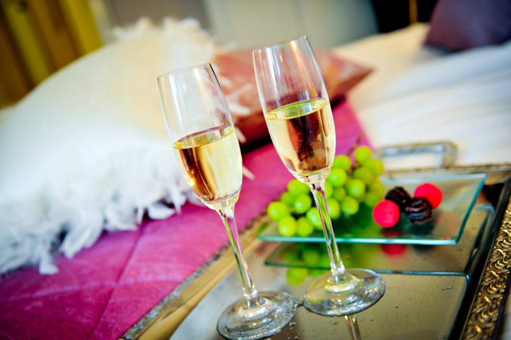 Champagneglas med vindruvor och choklad
