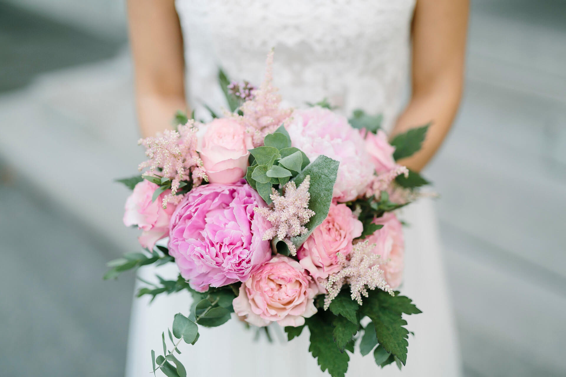 Brudbukett med rosa blommor