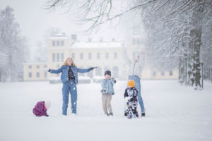 Lekande barn i snön