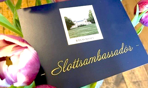 ambassadörskort fotograferat med tulpaner