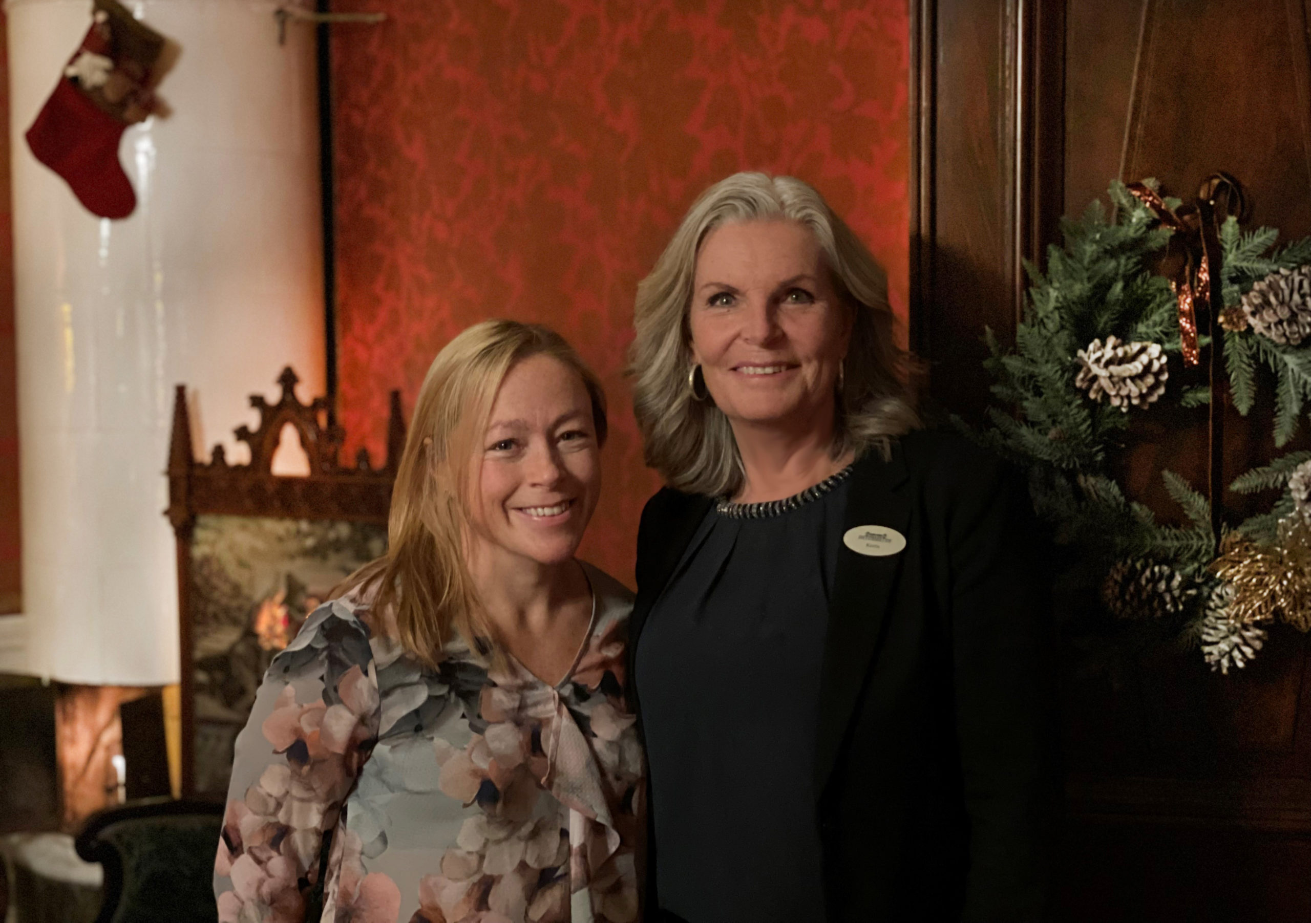 Helen och Karin står framför juldörr i salongerna